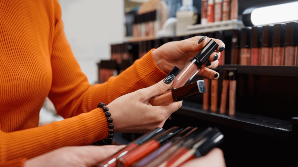 pessoa comprando maquiagem da vivai em uma perfumaria